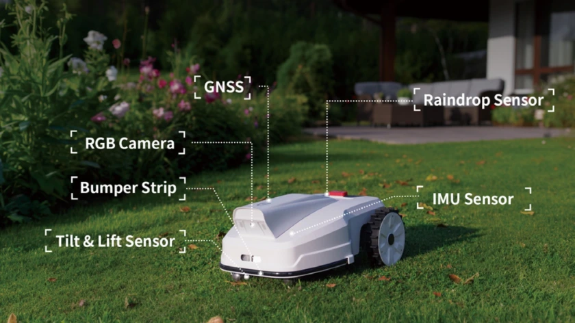 FJDynamics FV2000 robotgräsklippare arbetar nära uteplats och hus