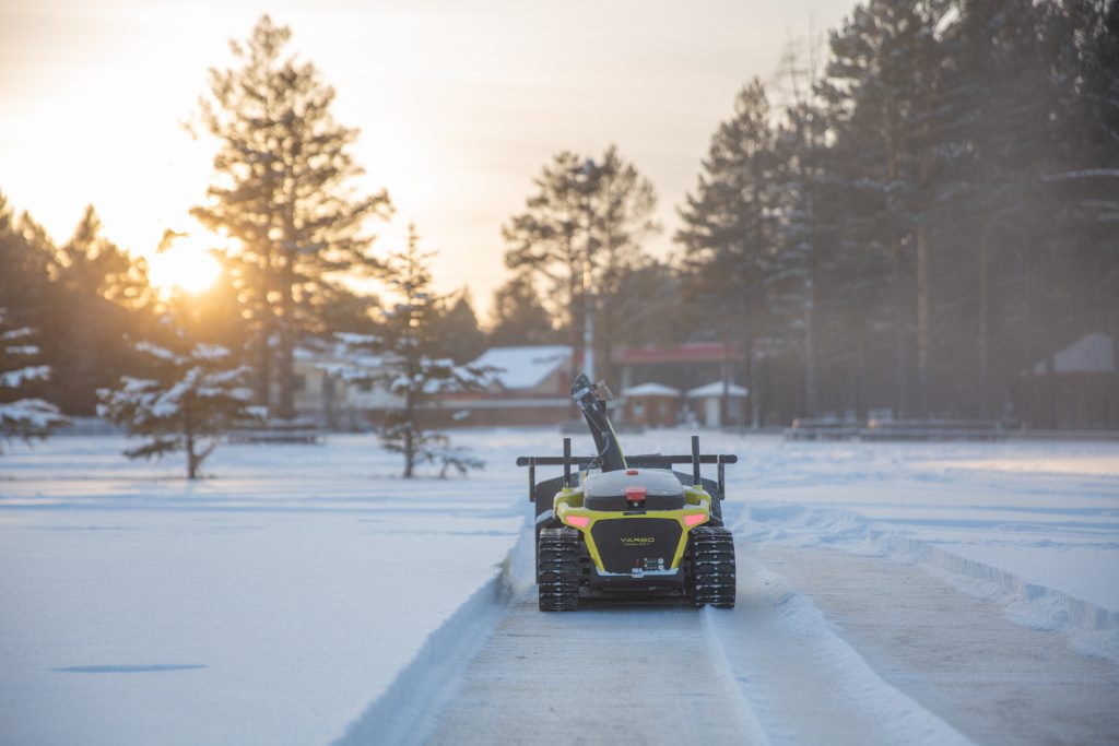 Yarbo snöslunga robot . RoboService