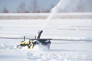 Yarbo robotgräsklippare med snöspridarmodul för effektiv snöröjning.