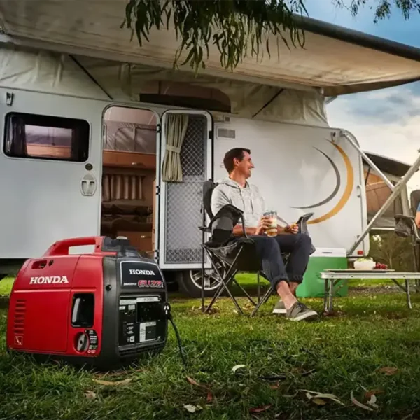 Honda EU22i elverk används vid en husvagn under camping. Portabel och tystgående generator för strömförsörjning utomhus.